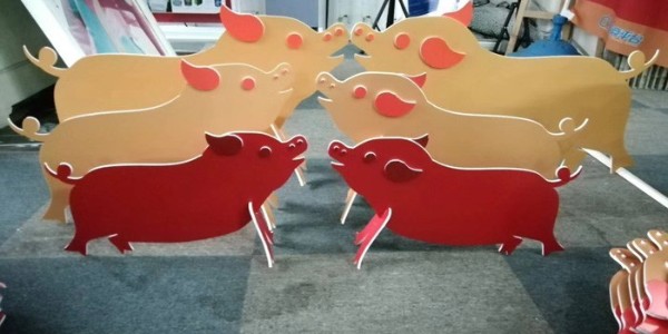 珠海喷绘背胶裱板的立体贺岁猪猪  -「聚彩网」